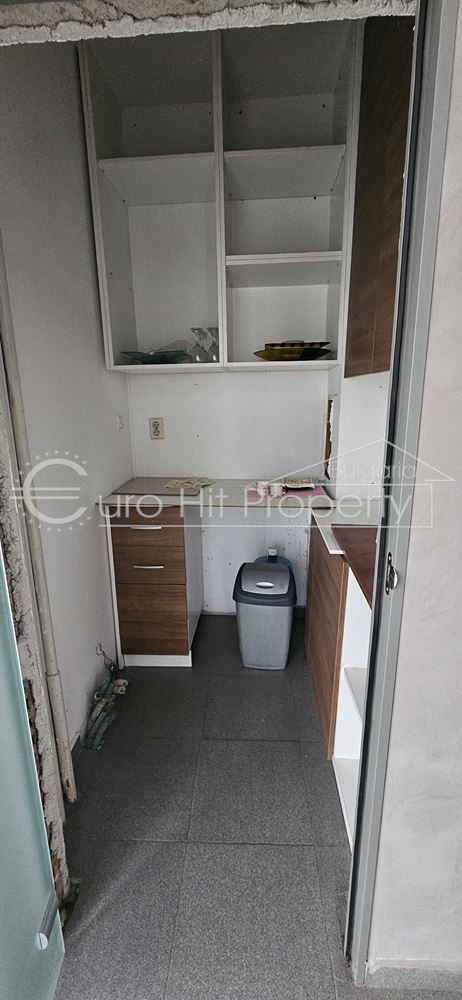 Отдава се под наем партерно помещение в ж.к. Лазур - със статут магазин - 0