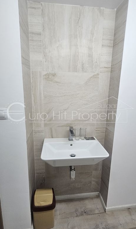 Отдава се под наем партерно помещение в ж.к. Лазур - със статут магазин - 0