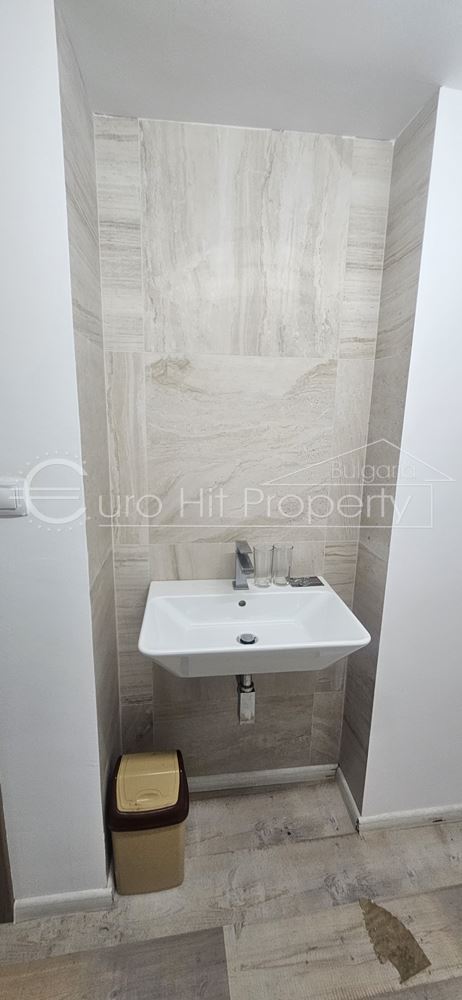 Отдава се под наем партерно помещение в ж.к. Лазур - със статут магазин - 0