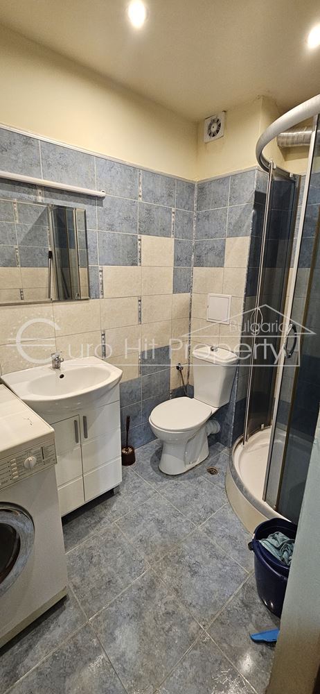 Отдава се под наем просторен едностаен апартамент на 5 мин. от "Тройката" - 0