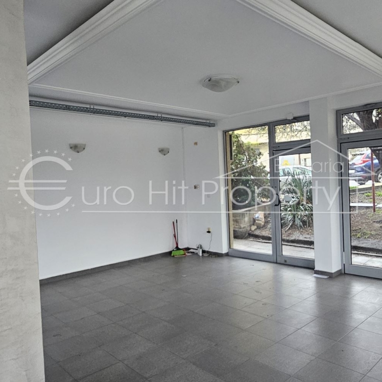 Отдава се под наем партерно помещение в ж.к. Лазур - със статут магазин - 0