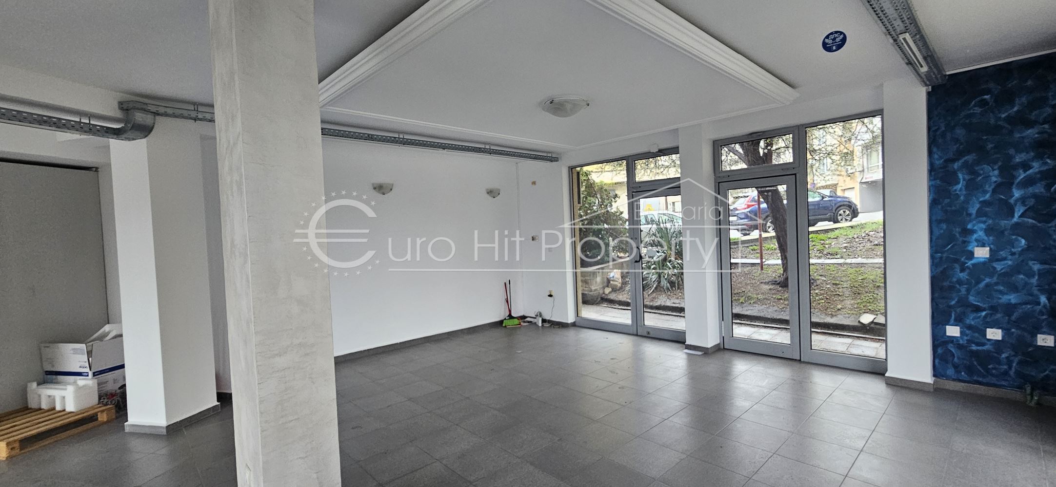 Отдава се под наем партерно помещение в ж.к. Лазур - със статут магазин - 0