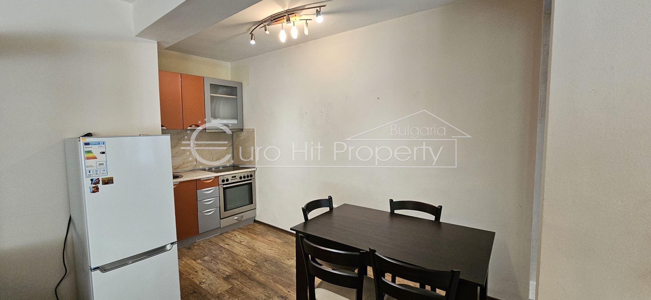 Отдава се под наем просторен едностаен апартамент на 5 мин. от "Тройката" - 0