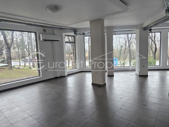 Отдава се под наем партерно помещение в ж.к. Лазур - със статут магазин - 0