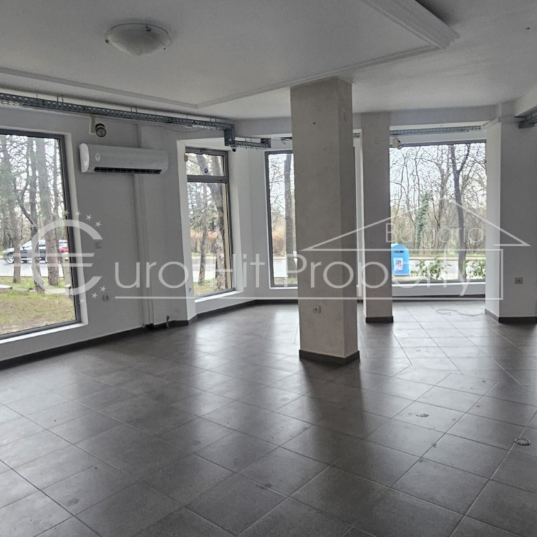 Отдава се под наем партерно помещение в ж.к. Лазур – със статут магазин