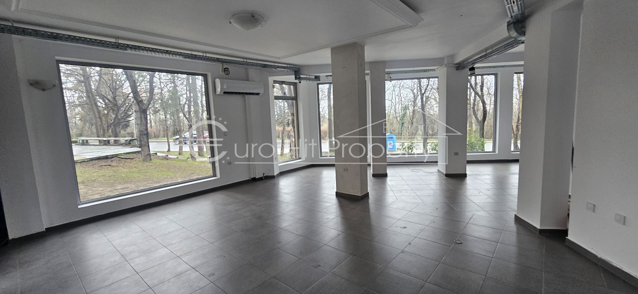 Отдава се под наем партерно помещение в ж.к. Лазур - със статут магазин - 0