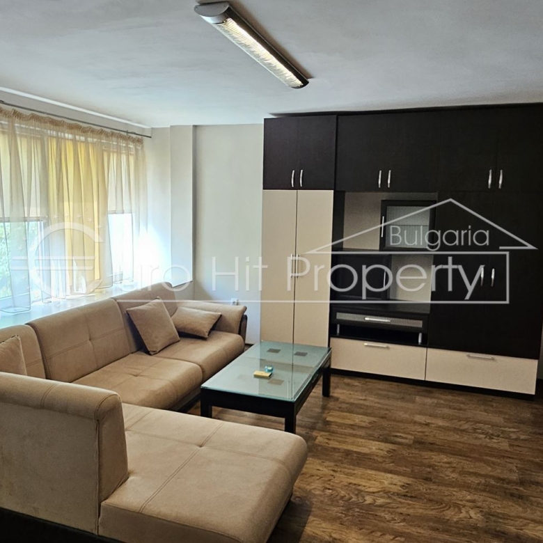 Отдава се под наем просторен едностаен апартамент на 5 мин. от “Тройката”