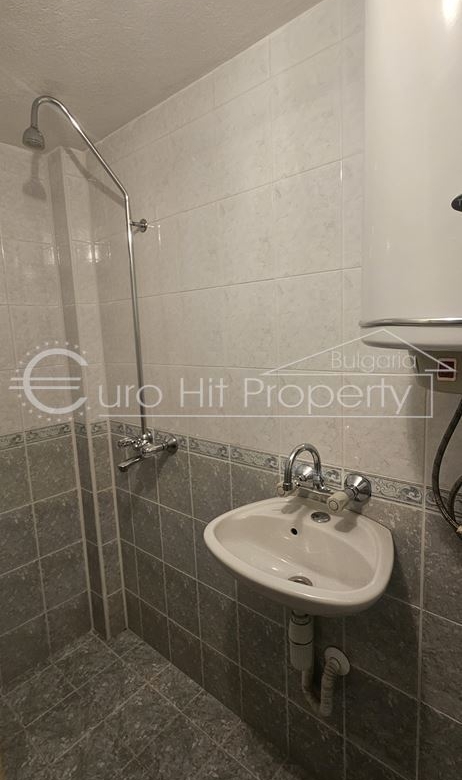 Отдава се под наем партерно помещение в ж.к. Лазур - със статут магазин - 0