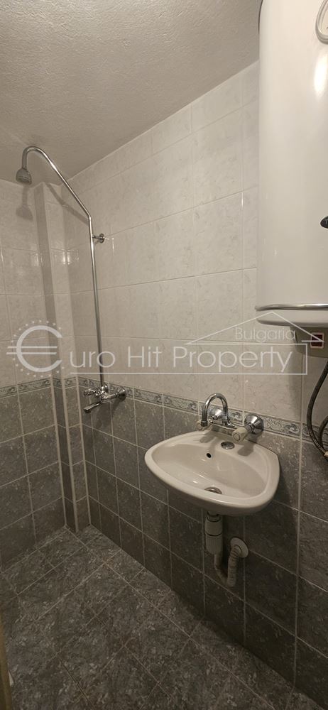 Отдава се под наем партерно помещение в ж.к. Лазур - със статут магазин - 0