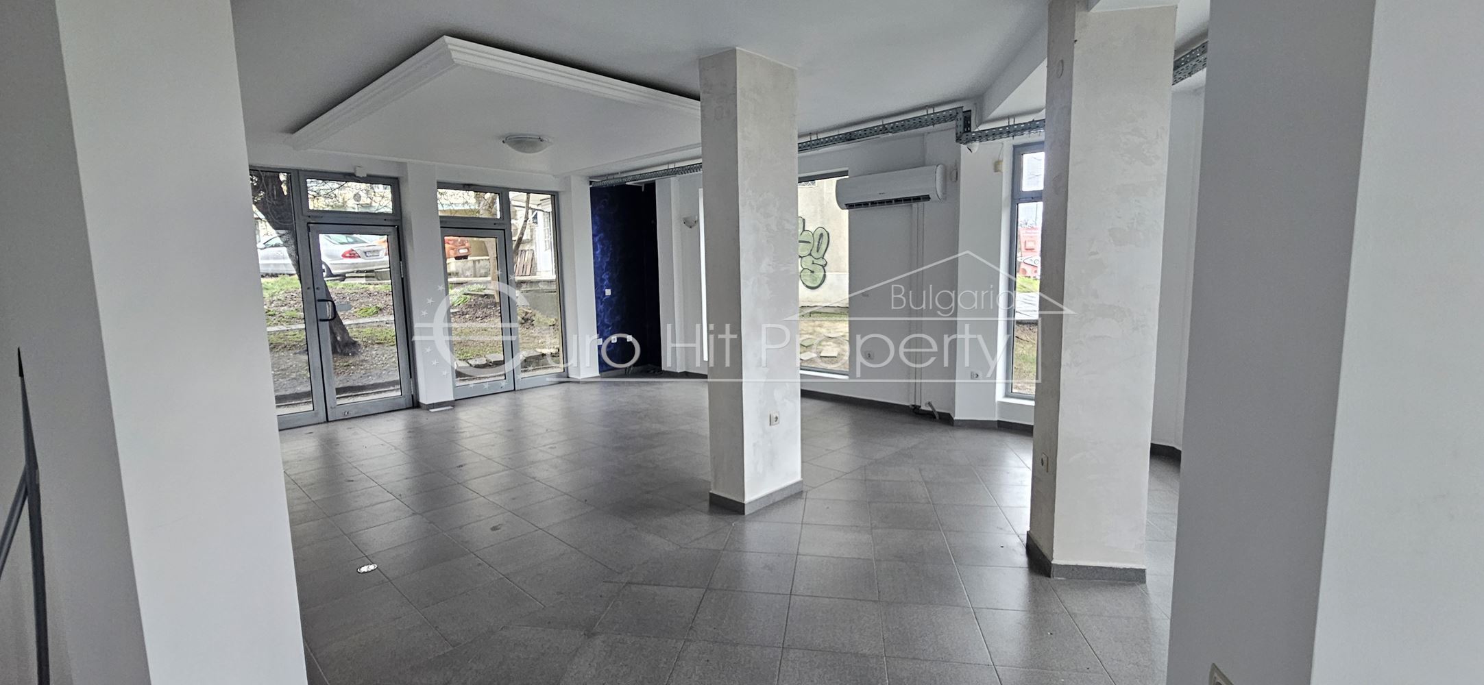 Отдава се под наем партерно помещение в ж.к. Лазур - със статут магазин - 0