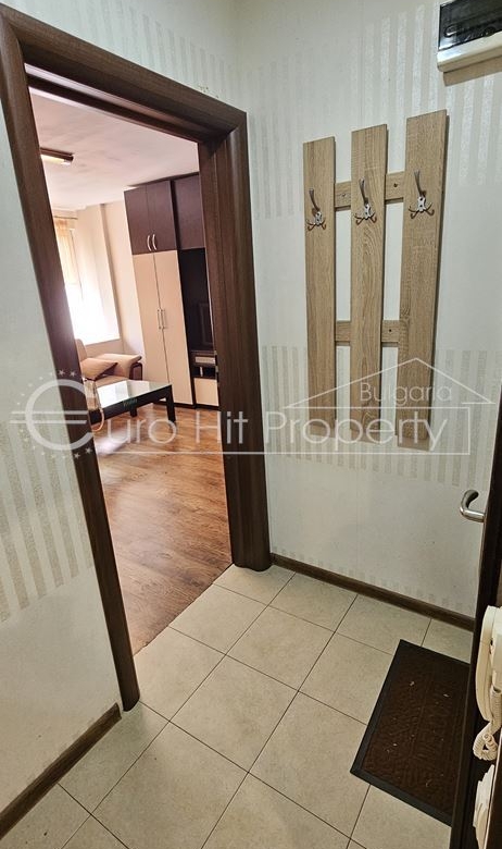 Отдава се под наем просторен едностаен апартамент на 5 мин. от "Тройката" - 0