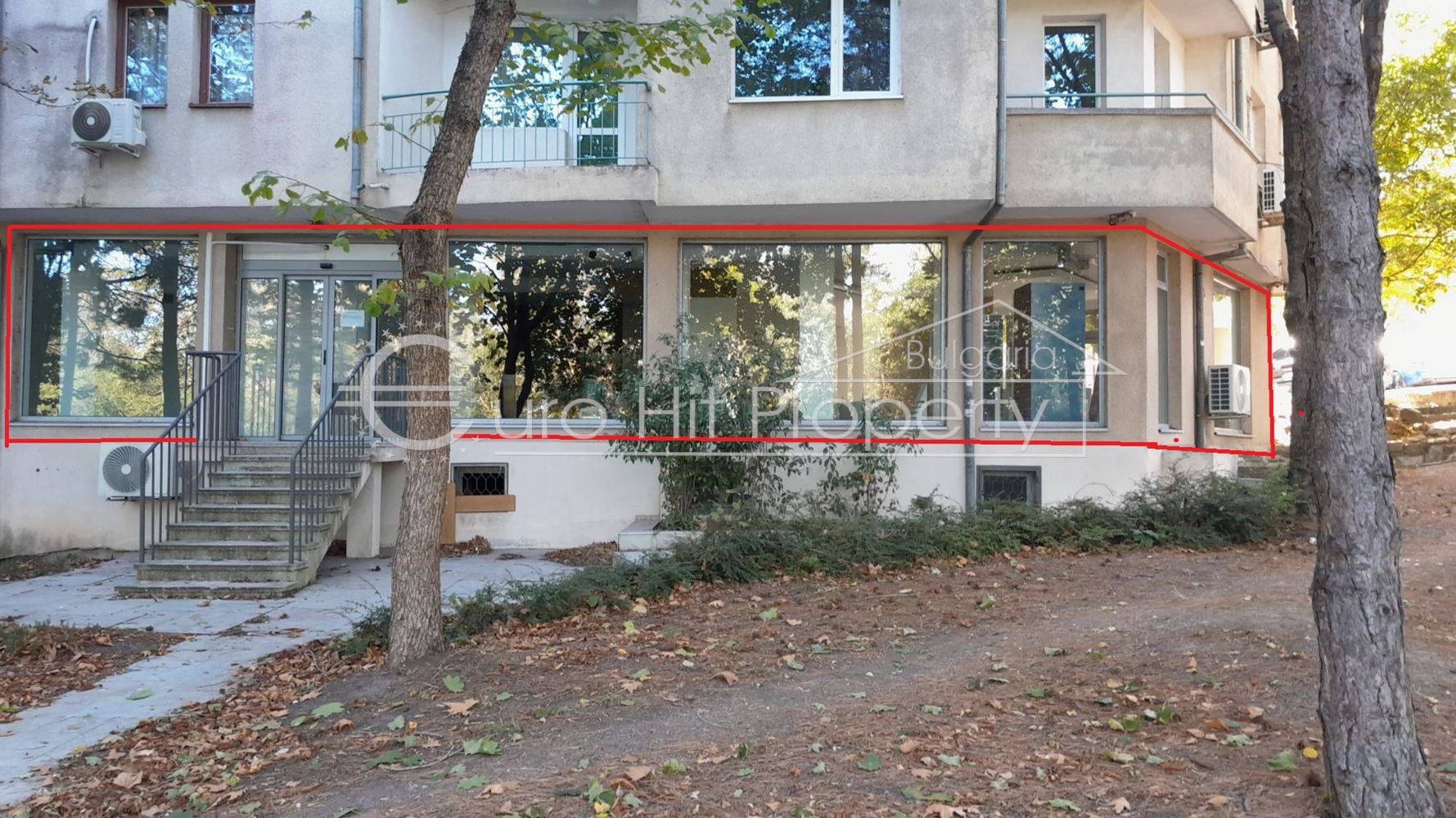 Отдава се под наем партерно помещение в ж.к. Лазур - със статут магазин - 0