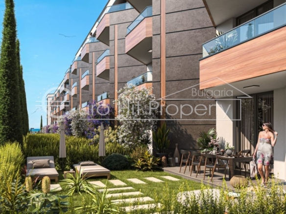 Едностаен апартамент с веранда и двор в новострояща се луксозна жилищна сграда в новата част на кв. Сарафово, на метри от морето - 0