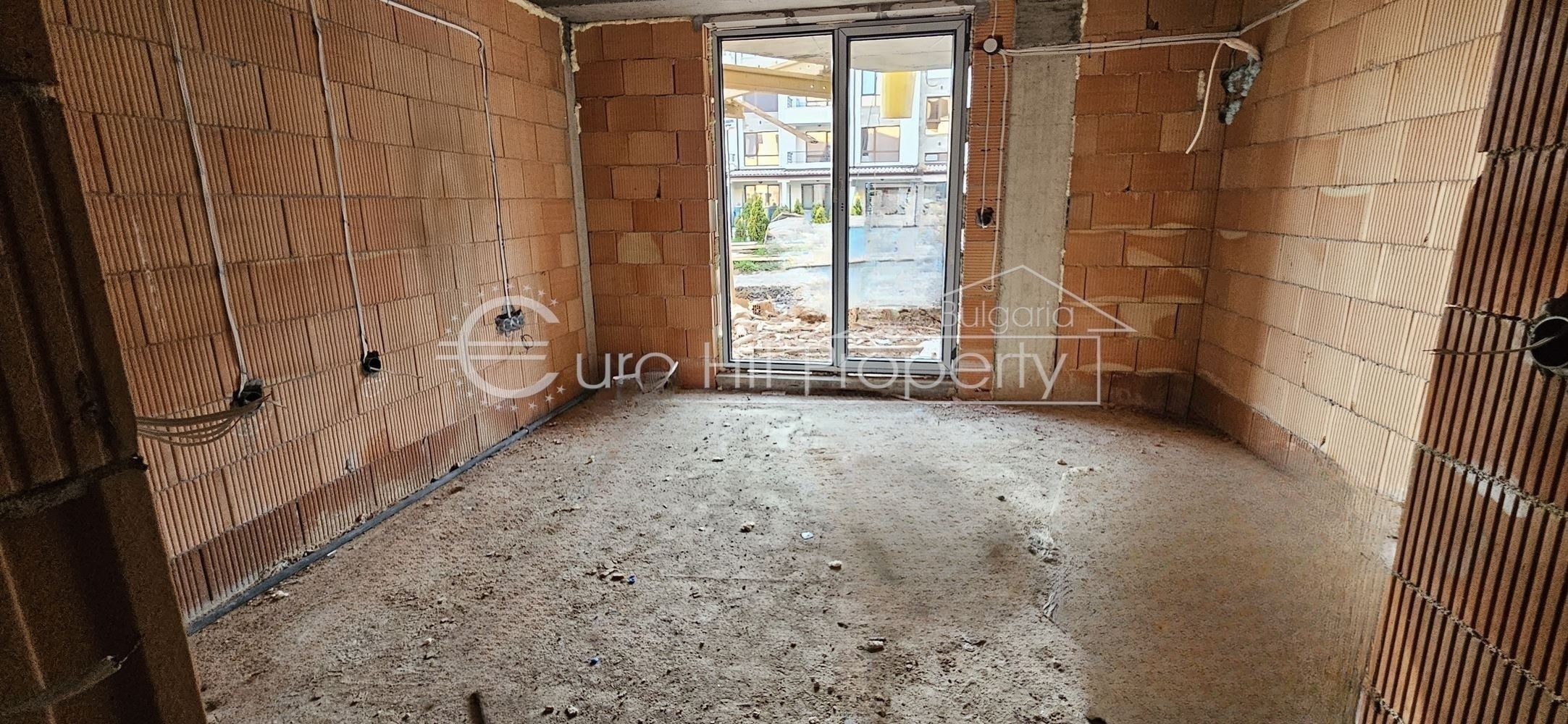 Едностаен апартамент с веранда и двор в новострояща се луксозна жилищна сграда в новата част на кв. Сарафово, на метри от морето - 0