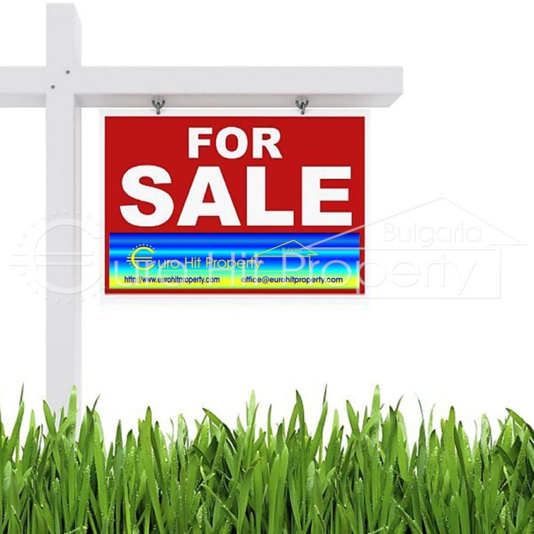 Лешникова градина в землището на с. Пирне с лице на асфалтов път