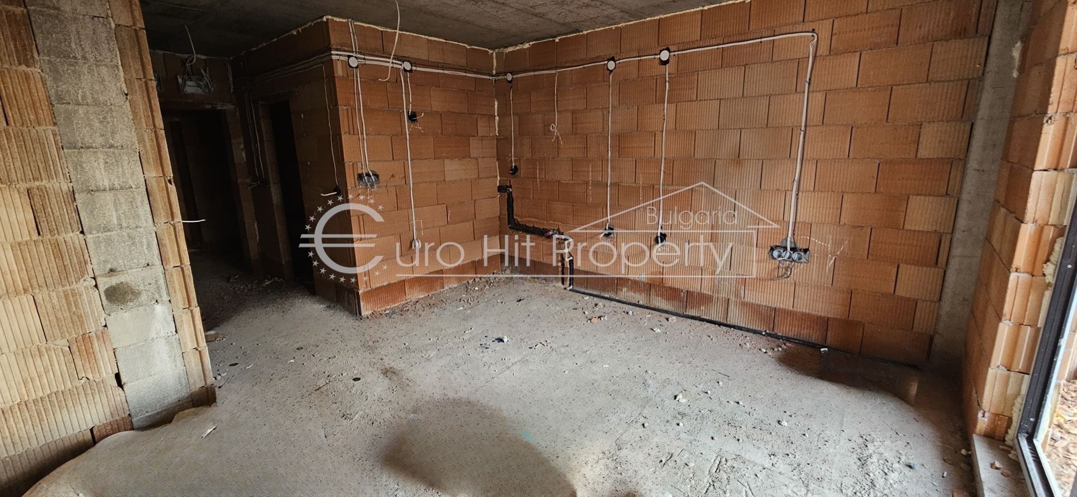 Едностаен апартамент с веранда и двор в новострояща се луксозна жилищна сграда в новата част на кв. Сарафово, на метри от морето - 0