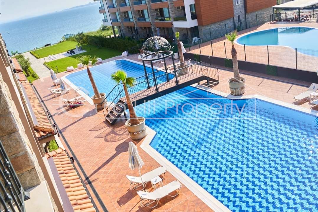 Двустаен обзаведен апартамент с морска панорама в луксозен комплекс в кв. Сарафово - 0