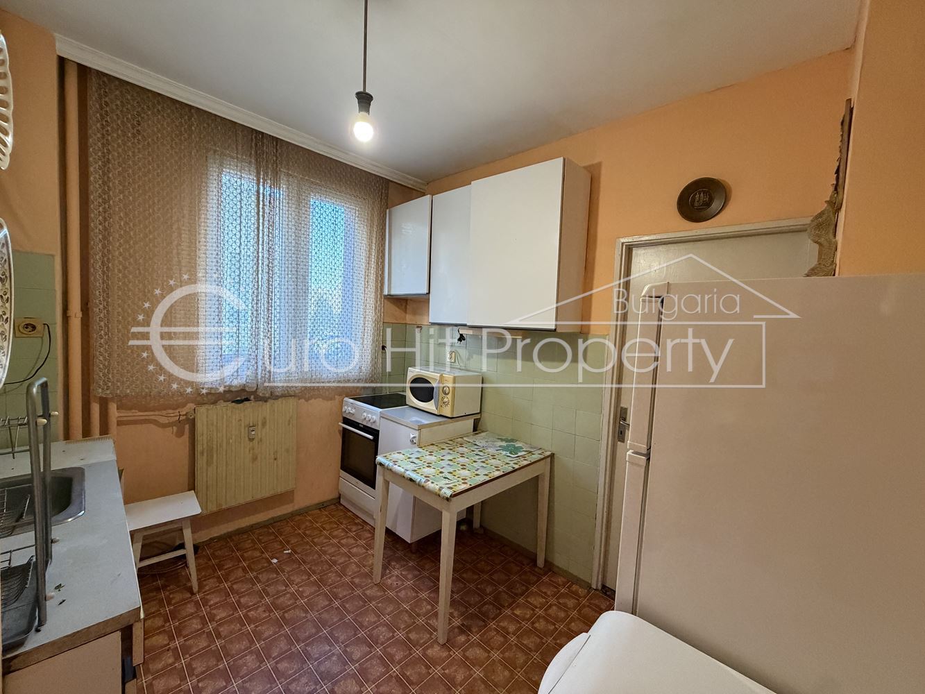 Three-room apartment with a separate kitchen in a renovated block near Anton Strashimirov School-0 Тристаен апартамент с отделна кухня в саниран блок до училище Антон Страшимиров - 0