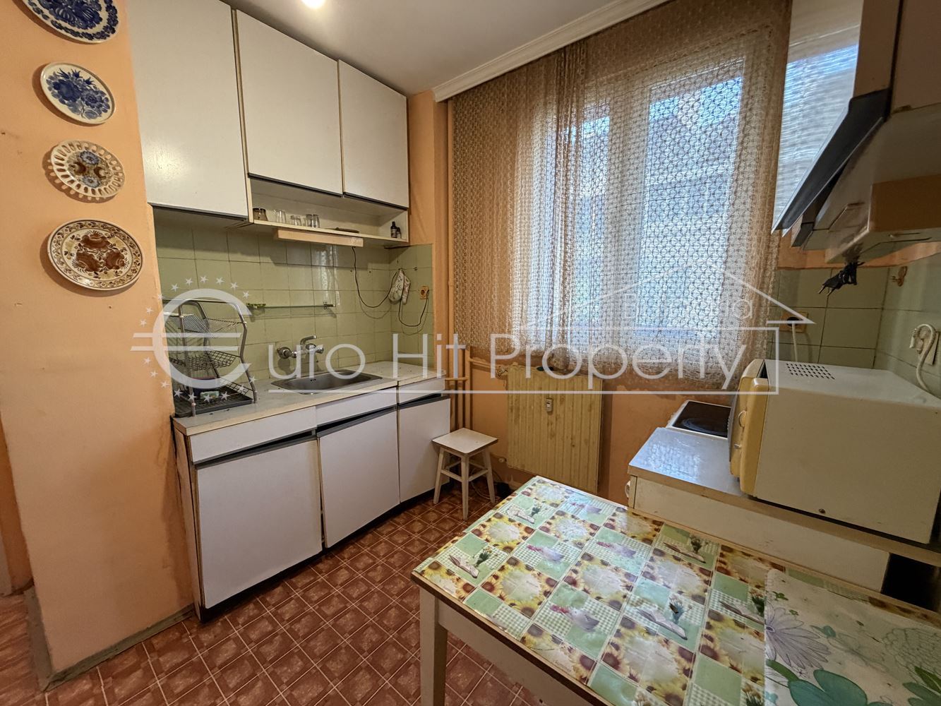 Three-room apartment with a separate kitchen in a renovated block near Anton Strashimirov School-0 Тристаен апартамент с отделна кухня в саниран блок до училище Антон Страшимиров - 0