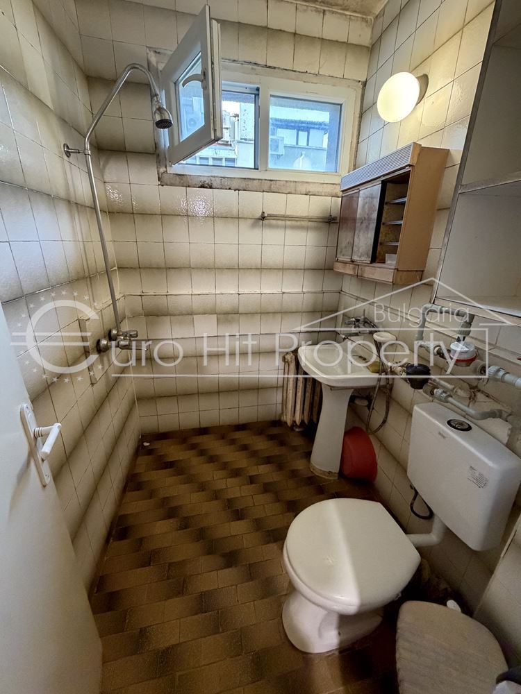 Three-room apartment with a separate kitchen in a renovated block near Anton Strashimirov School-0 Тристаен апартамент с отделна кухня в саниран блок до училище Антон Страшимиров - 0