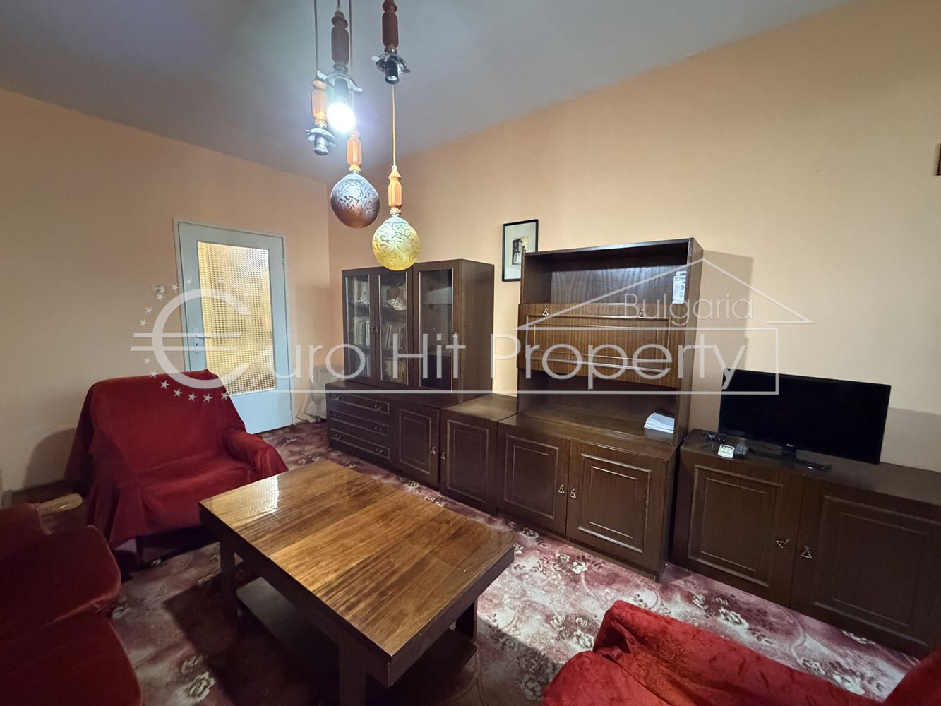 Three-room apartment with a separate kitchen in a renovated block near Anton Strashimirov School-0 Тристаен апартамент с отделна кухня в саниран блок до училище Антон Страшимиров - 0