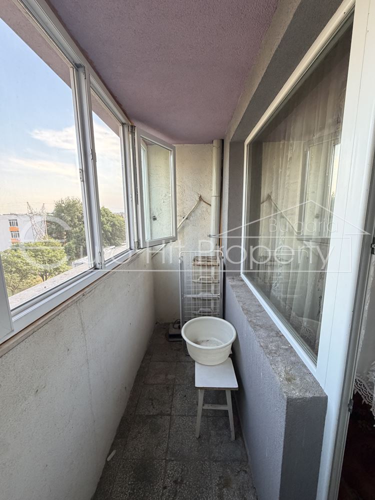 Three-room apartment with a separate kitchen in a renovated block near Anton Strashimirov School-0 Тристаен апартамент с отделна кухня в саниран блок до училище Антон Страшимиров - 0