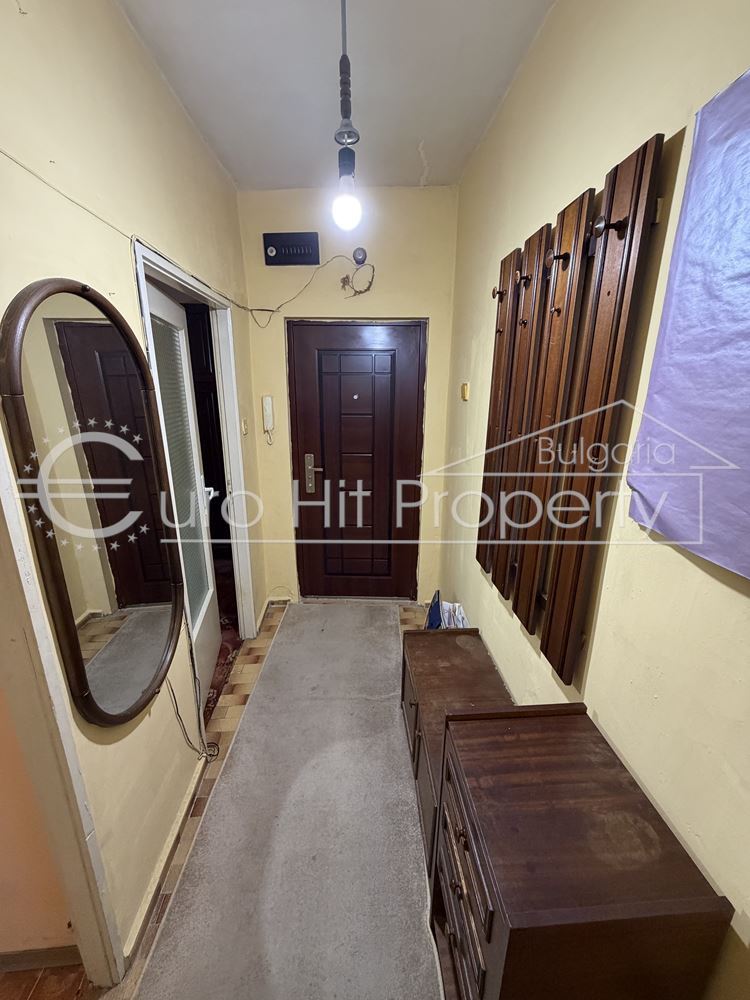 Three-room apartment with a separate kitchen in a renovated block near Anton Strashimirov School-0 Тристаен апартамент с отделна кухня в саниран блок до училище Антон Страшимиров - 0