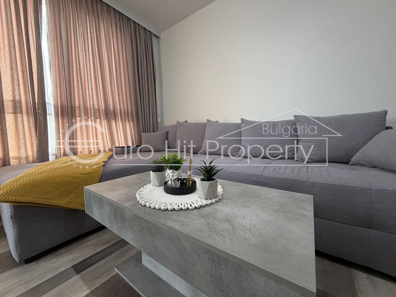A one-bedroom apartment with a private parking space is for rent -0 Отдава се под наем двустаен апартамент със собствено паркомясто - 0