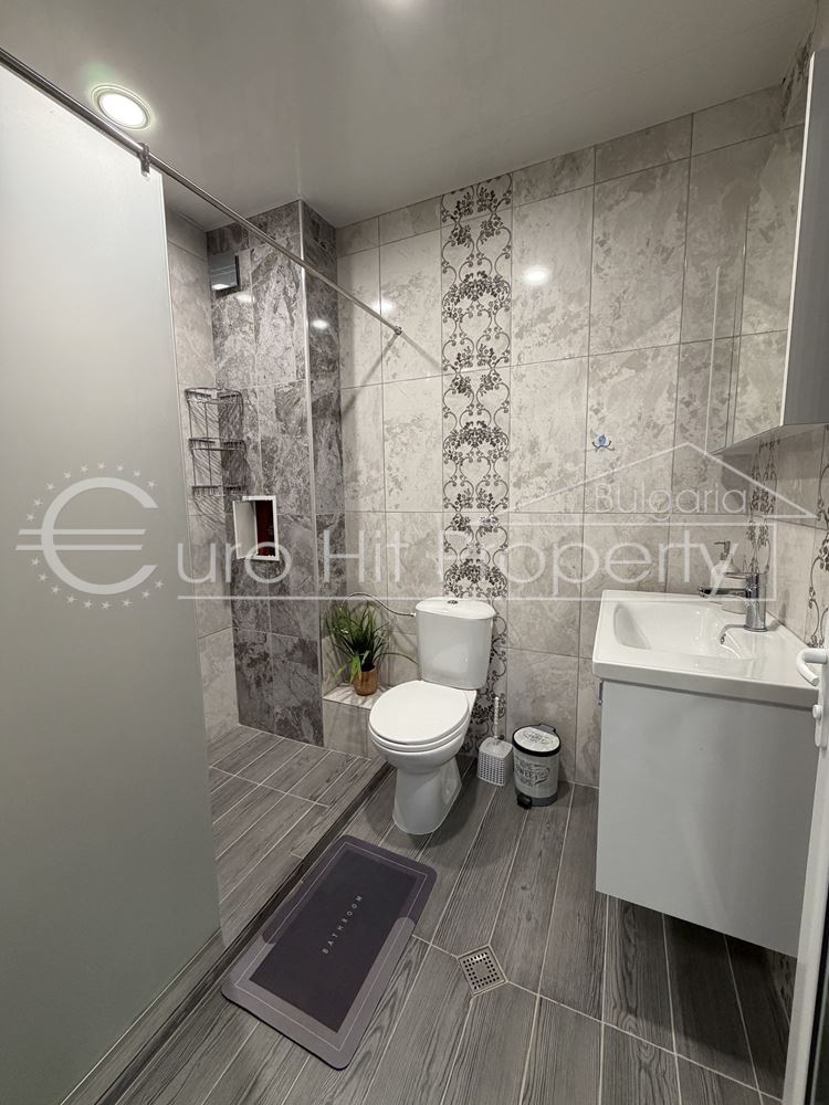 A one-bedroom apartment with a private parking space is for rent -0 Отдава се под наем двустаен апартамент със собствено паркомясто - 0