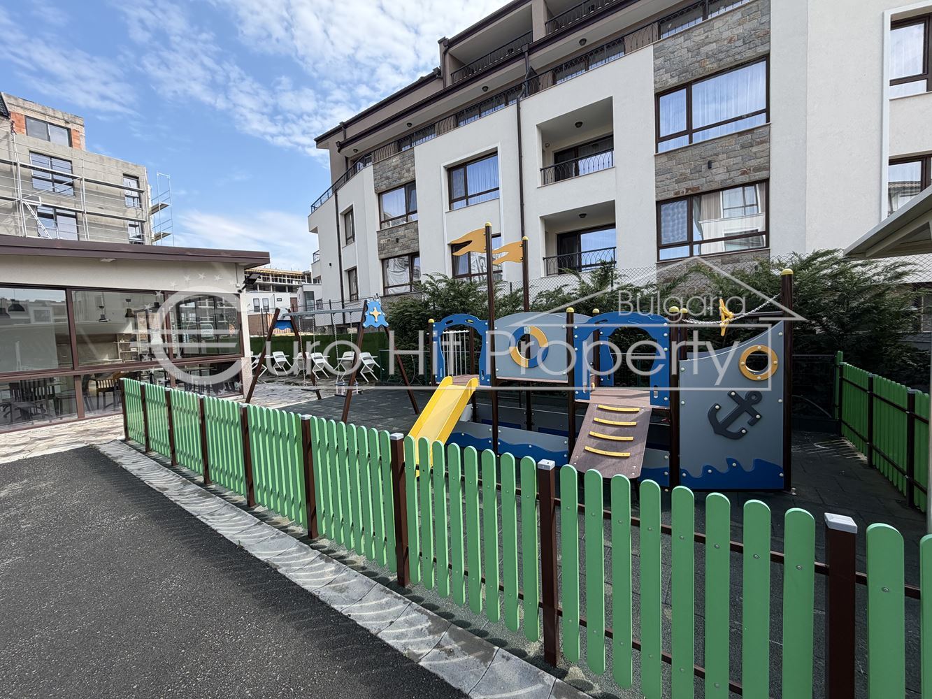 A one-bedroom apartment with a private parking space is for rent -0 Отдава се под наем двустаен апартамент със собствено паркомясто - 0