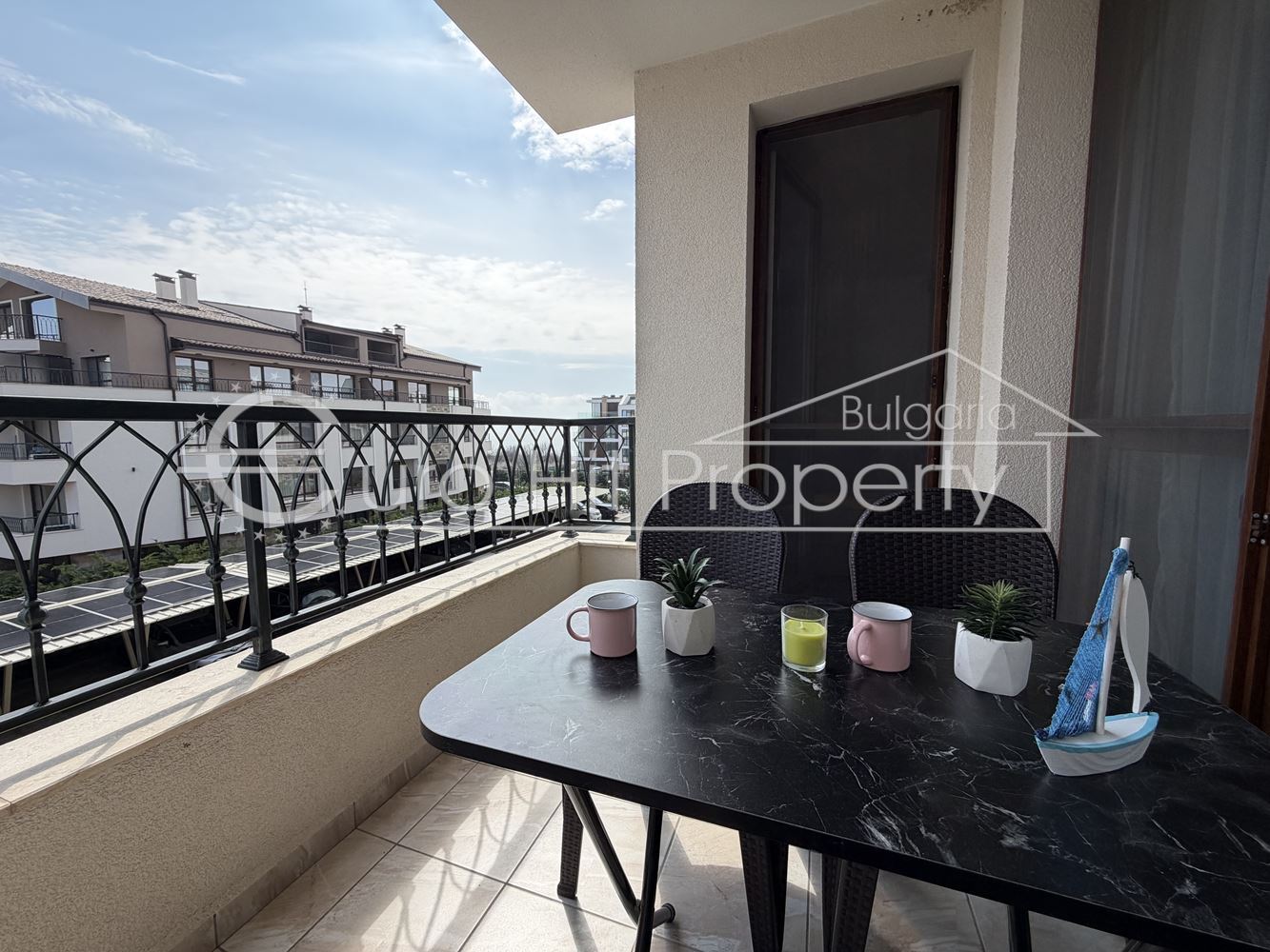 A one-bedroom apartment with a private parking space is for rent -0 Отдава се под наем двустаен апартамент със собствено паркомясто - 0