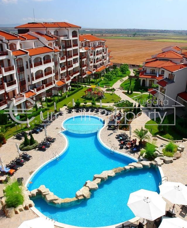 Двустаен обзавенден апартамент с веранда в к-с Vineyards Resort - 0