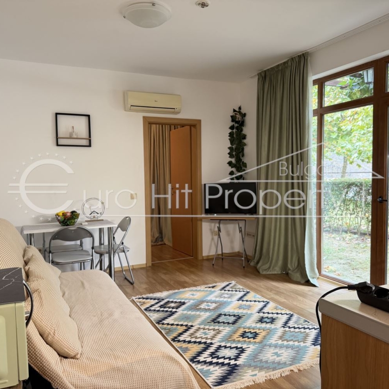 Двустаен обзавенден апартамент с веранда в к-с Vineyards Resort - 0